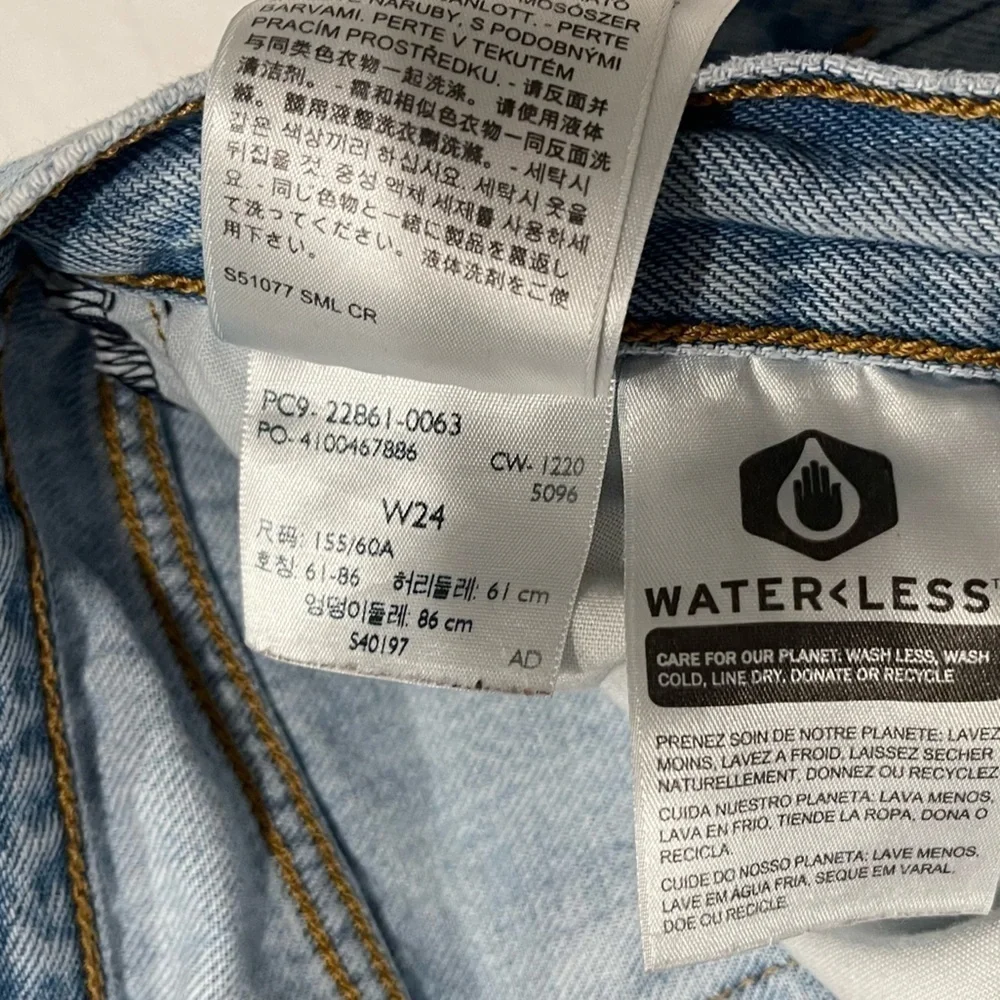 Levi’s Wedgie Lightwash Distressed Jeans Size 24 - Picture 7 of 9